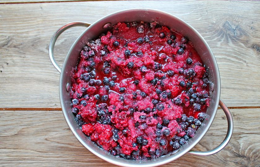 1. Этап. Варенье из малины с черникой: К ягодам добавьте сахар, перемешайте и оставьте на пару часов, чтобы пустили сок.