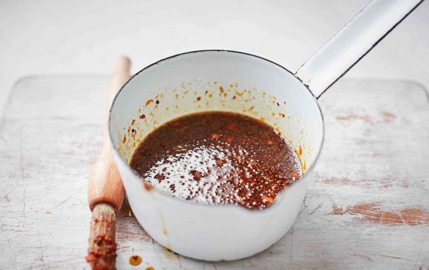 1. Этап. Праздничная ветчина: 2. В небольшой емкости смешайте горчицу, соевый соус, кленовый сироп, соль и перец.