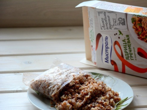 1. Этап. Гречка с курицей: Гречневую крупу промойте под проточной водичкой и откиньте на дуршлаг. Затем опустите ее в подсоленную кипящую воду и отваривайте до полной готовности на протяжении двадцати минут до тех пор, пока вода полностью не впитается.