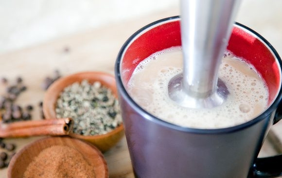 1. Этап. Пряный чай-латте Старбакс: 5. Погружной блендер опустите на середину чашки и взбивайте для создания характерной пены.