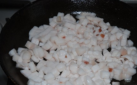 1. Этап. Пирожки с печенью и картошкой: Сало нарезаем мелко и обжариваем на сковороде, пока из него не вытопится жир.