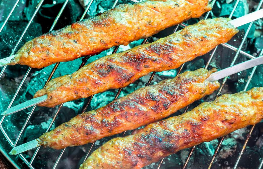 1. Этап. Кийма шашлык: Обжарьте кийма шашлык на мангале до румяности. Помните, что он должен прожарится и внутри, поэтому готовьте на среднем нагреве.