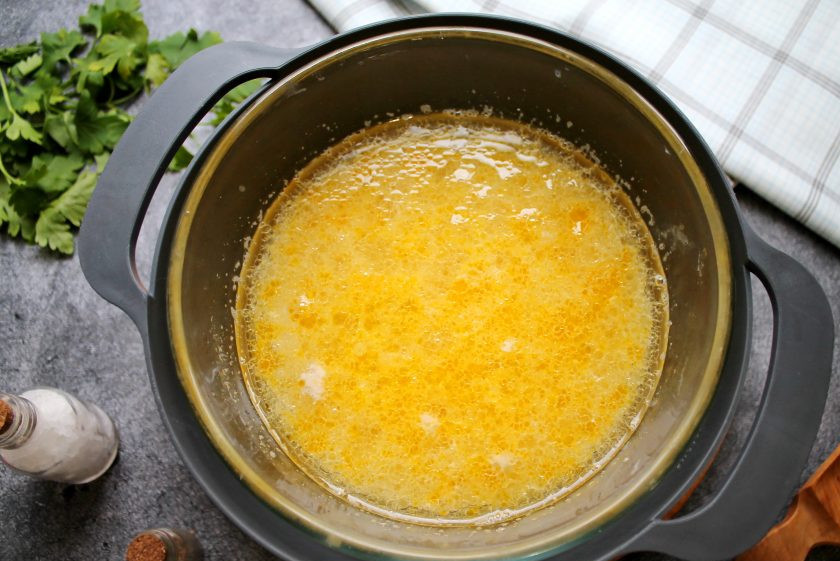 1. Этап. Расстегаи с палтусом: В миску разбейте яйцо, влейте растительное масло и хорошо перемешайте.