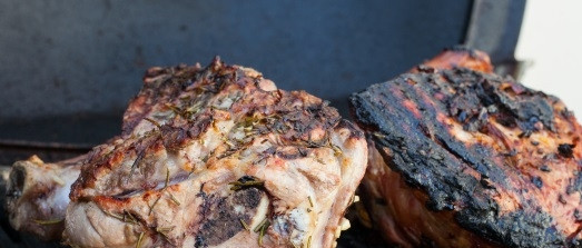 1. Этап. Плечо ягненка на гриле: 8. Выпекать плечо ягненка надо на медленном огне гриля в течение 90 минут, переворачивая, не протыкая мясо.