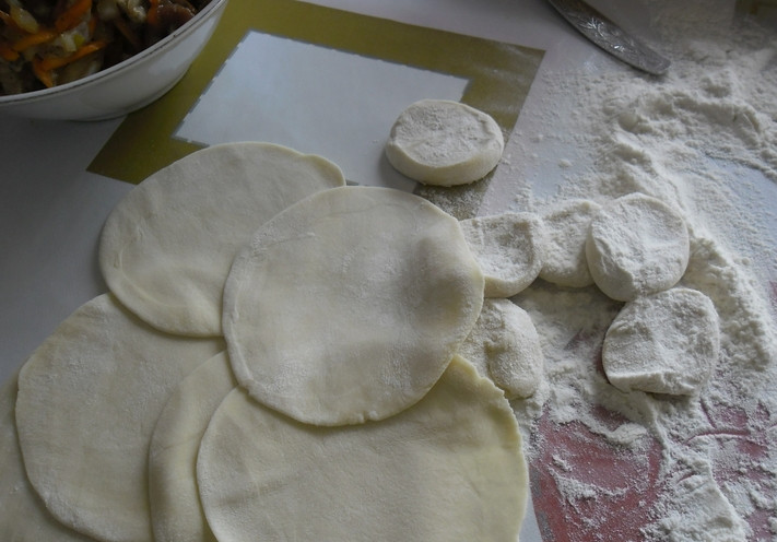 1. Этап. Сочные манты: Раскатываем тесто в колбаску, которую режем на части. Каждую часть раскатываем в лепешку.