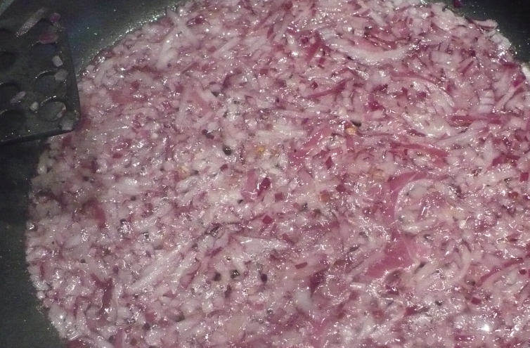 1. Этап. Вареники с картошкой и сыром: 3. Чтоб вареники не разваливались, положите их пока в холодильник, а тем временем на сковородке поджарьте лучок на масле.