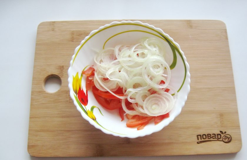 1. Этап. Шакароб: Выложите нарезанный лук и помидоры в салатник.
