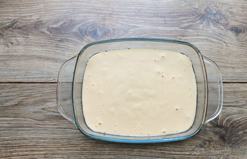 1. Этап. Желе из фруктового пюре: Любую форму смажьте растительным маслом и переложите в нее массу. Уберите в холодильник на 2-3 часа до застывания. Затем порежьте желе на дольки, переложите на блюдо и подавайте к столу.