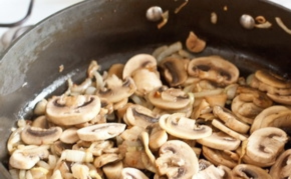 1. Этап. Гамбургер с сыром: 2. Добавьте порезанные пластинками грибочки и жарьте пять минут. Далее вам предстоит влить часть вина и готовить на большом огне, пока вся жидкость не уйдет. Далее необходимо добавить оставшееся вино, уменьшить огонь, продолжать готовить пять минут. Соль подсыпайте по вкусу и убирайте с огня.