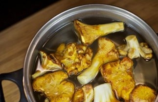 1. Этап. Мясо с лисичками: Лисички очищаем, промываем и кладем в кастрюлю с водой.