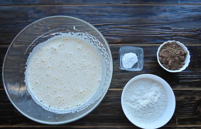 1. Этап. Торт Рождественское полено: Муку соедините с какао и разрыхлителем, дважды просейте смесь через мелкое сито.