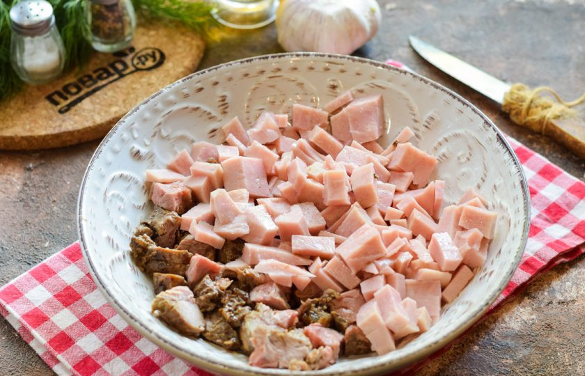 1. Этап. Салат с говядиной и ветчиной: Ветчину нарежьте небольшими кубиками и добавьте в салат к говядине.