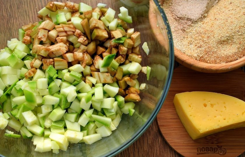 1. Этап. Котлеты из кабачков и баклажанов: Баклажан очистите. Если у кабачка жесткая кожура, также снимите ее. Нарежьте овощи мелкими кубиками (по 5 мм), посолите, дайте постоять 5 минут. Отожмите лишнюю жидкость.