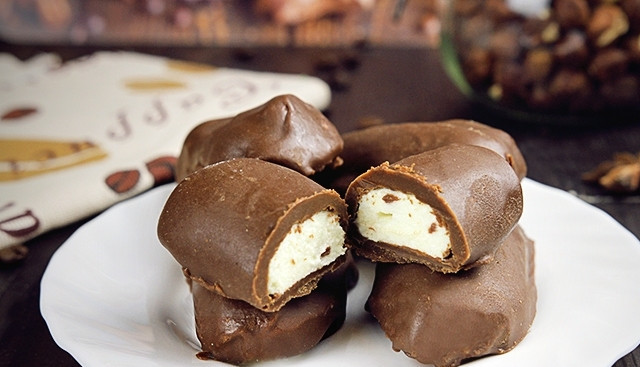 1. Этап. Творожные сырки в домашних условиях: Уберите десерт ещё на 30 минут в морозильник, а потом подавайте. Приятного чаепития!