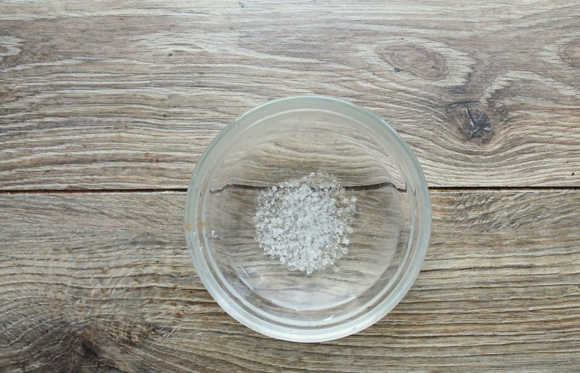 1. Этап. Соленые тыквенные семечки: В теплой воде растворите соль.