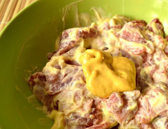 1. Этап. Мясо с цветной капустой в духовке: 2. Параллельно маринуем мясо: нарезаем свинину на части, добавляем соль, специи и горчицу. Перемешиваем все и даем мясу постоять, пока подготавливаем капусту.