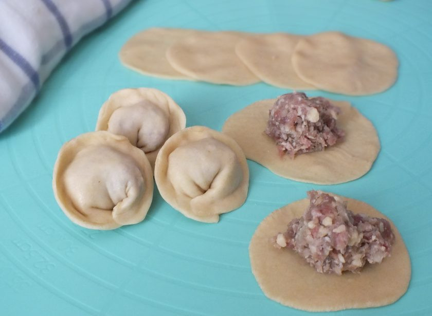 1. Этап. Пельмени с сыром и мясом: Раскатываю кружки, выкладываю фарш и леплю обычные пельмени. Желаемое количество пельменей отварите в кипящей воде, после того как всплывут в течение 5 минут. Остальные заморозьте на доске, предварительно натертой мукой.