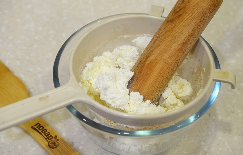 1. Этап. Сырники с рисовой мукой: 1. Творог протрите через сито.