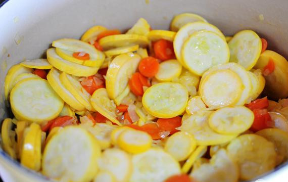 1. Этап. Морковный сквош: Бросить в кастрюлю тыкву и перемешать. Готовить в течении нескольких минут.