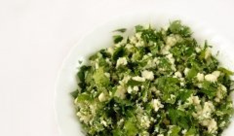 1. Этап. Хычины с сыром: Добавляем к зелени мелко раскрошенную брынзу. Вилкой нужно размешать начинку так, чтобы совсем не встречались кусочки, способные порвать тесто, брынза должна раскрошиться до состояния зерна.