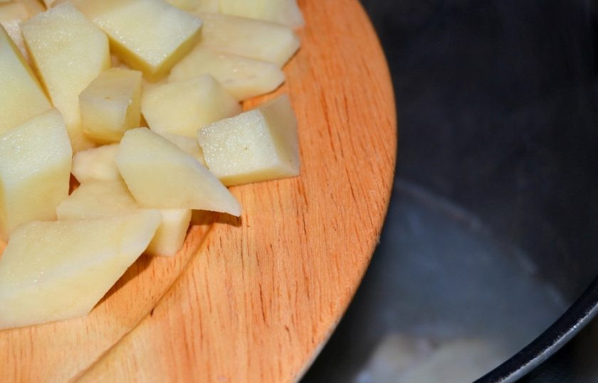 1. Этап. Суп из сушеных грибов с перловкой: 9. Добавьте подготовленный картофель в суп.