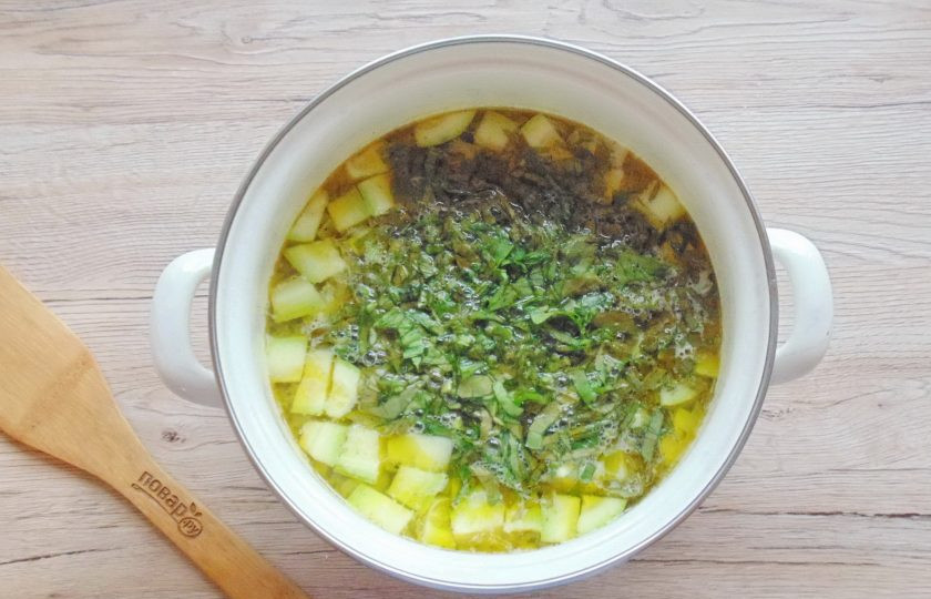 1. Этап. Щавелевый суп с кабачками: Щавель хорошо вымойте и нарежьте мелко. Выложите в суп, когда он будет готов. Накройте крышкой и выключите огонь.