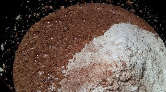 1. Этап. Шоколадно-апельсиновый кекс: 5. Соедините содержимое обеих мисочек.