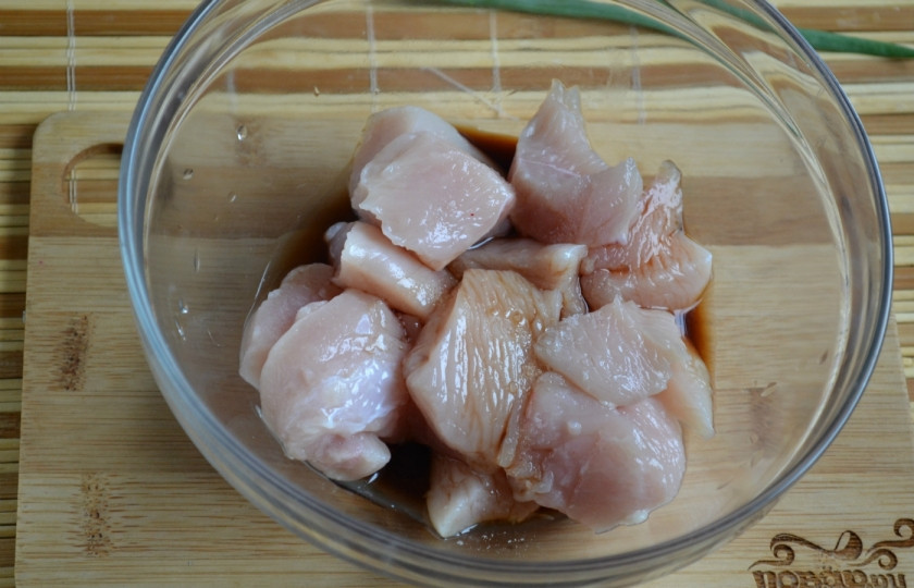 1. Этап. Рисовая лапша с курицей: Сложите курицу в стеклянную миску, посолите, добавьте соевый соус. Накройте миску пищевой пленкой, оставьте в таком положении на 15-20 минут.