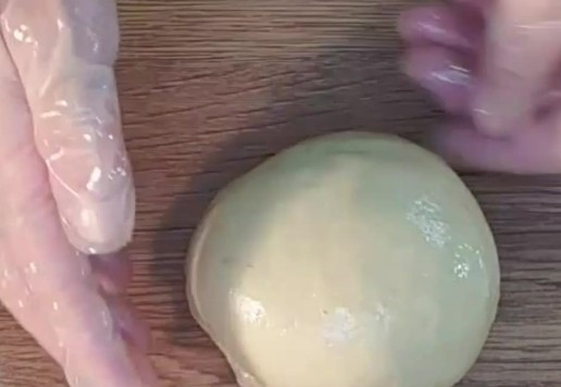 1. Этап. Пирожки из теста для чебуреков: 9. В конце замеса вливаем 1 ч. л. растительного масла и домешиваем тесто. Собираем тесто в ком и округляем. Кладем тесто на смазанное растительным маслом блюдо и накрываем пленкой или прозрачным пакетом, чтобы не обветрилось.