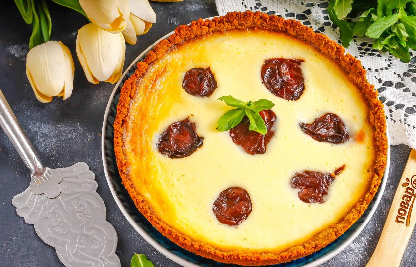 1. Этап. Сливовый чизкейк: Подайте к столу чизкейк охлажденным.