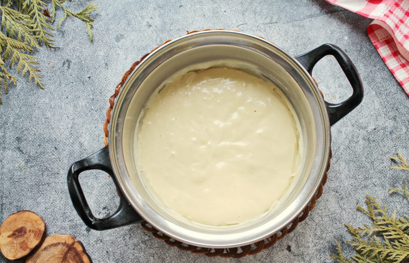 1. Этап. Пузи-блинчики: Соедините обе части в однородное тесто без комочков. Влейте растительное масло и снова перемешайте.