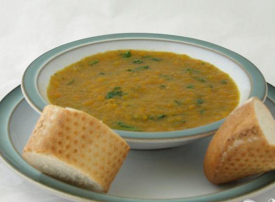 1. Этап. Суп с морковью и кориандром: 3. Переложить суп в блендер и перемолоть. Попробовать на вкус, при желании добавить соли и перца. Добавить порезанные свежие листья кориандра и перемешать. Подавать суп со свежим белым хлебом, французскими булочками или черным хлебом.