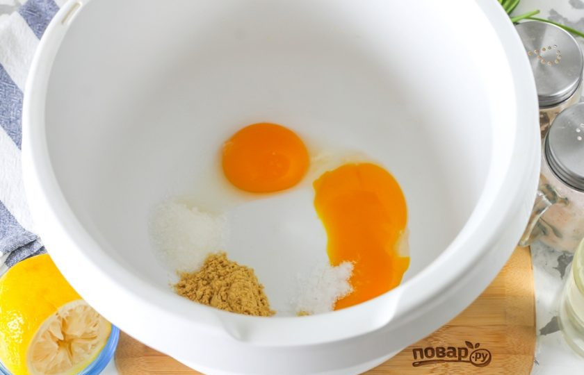 1. Этап. Майонез с горчичным порошком: Аккуратно отделите желтки от белков в куриных яйцах. Белки удалите и сделайте из них другое блюдо, они в рецепте больше не понадобятся. Желтки выложите в чашу кухонного комбайна или в глубокую емкость, если будете взбивать майонез миксером, блендером. Добавьте туда же соль, сахарный песок, горчичный порошок. Сахар добавляется для того, чтобы активировать горчинку порошка горчицы.