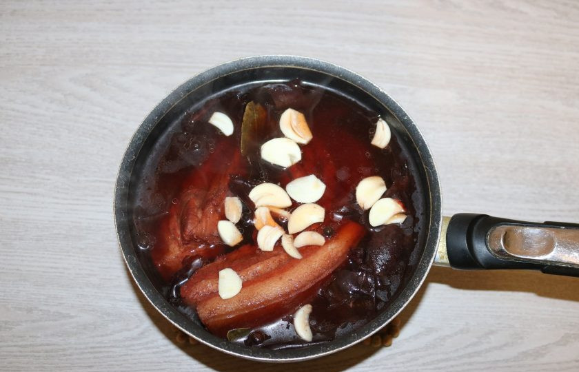 1. Этап. Подчеревок в луковой шелухе: Через 20 минут добавьте чеснок нарезанный пластинами. Варите ещё 10 минут. Затем накройте луковой шелухой и оставьте остывать. Когда луковый отвар остынет поставьте в холодильник на 10-12 часов.