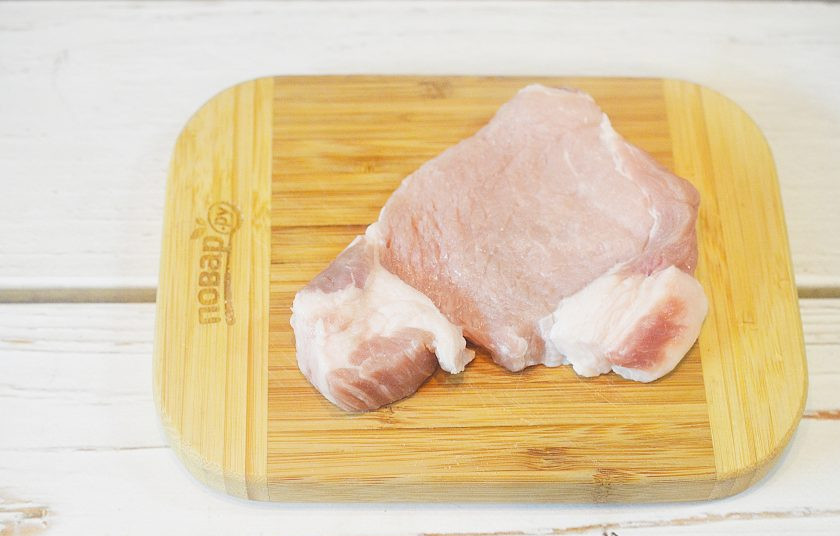 1. Этап. Свиные отбивные с шалфеем: 1. Мясо помойте, обсушите, слегка отбейте.