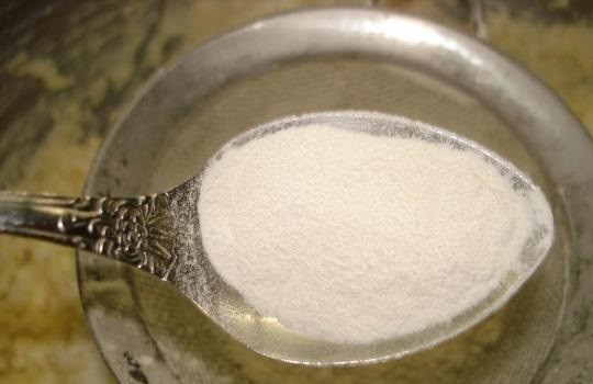 1. Этап. Творожно-песочное тесто: 3. После того, как масса стала полностью однородной, просейте в мисочку разрыхлитель. Также можно использовать соду, которую предварительно нужно погасить содой или соком лимона.