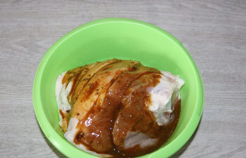 1. Этап. Маринад для свиной рульки в духовке: Свиную рульку хорошо помойте, обсушите бумажным полотенцем. Выложите в миску, залейте маринадом.