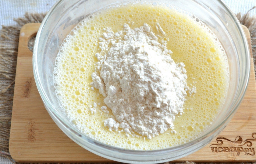 1. Этап. Блины на опаре дрожжевые: В последнюю очередь всыпьте оставшуюся муку, хорошо взбейте миксером и оставьте массу еще на 30 минут.
