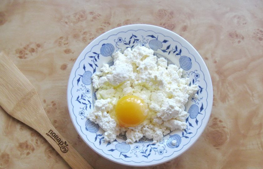 1. Этап. Запеканка с тыквой и творогом: Добавьте яйцо.