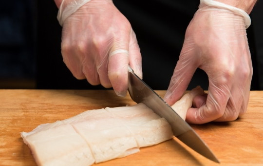 1. Этап. Рыба по-польски с яйцом: 2. Острым ножом нарежьте филе порционными кусочками. Параллельно сварите вкрутую и остудите яйца.