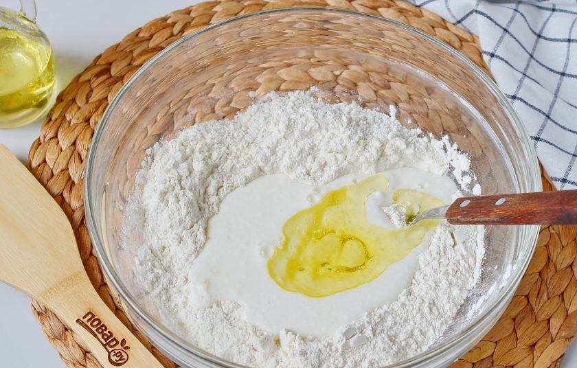 1. Этап. Хлеб на кефире в духовке: Влейте теплый кефир, растительное масло.