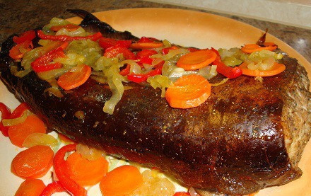 1. Этап. Сом в духовке: Сом запечённый в духовке подаётся с тушёными овощами и зелёным горошком. Приятного аппетита.