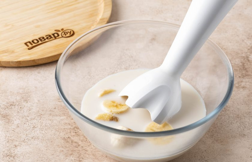 1. Этап. Панкейки с бананом и шоколадом: Влейте молоко и измельчите все блендером до однородной консистенции.