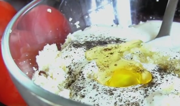 1. Этап. Ленивый рататуй: 3. Брынзу разомните вилкой. Добавьте сметану, растительное масло, выдавите чеснок, перемешайте. Мелко порубленный базилик тоже отправьте сюда. По желанию поперчите.