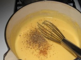 1. Этап. Свинина запеченная в мультиварке: Смешайте майонез, молоко, яйцо, соль и перец.