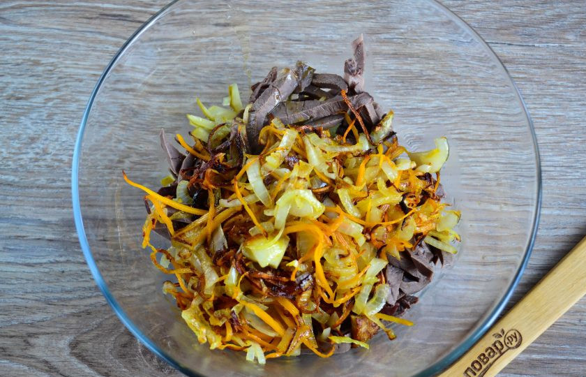 1. Этап. Салат из сердца с морковью и луком: Смешайте сердце, огурцы, обжаренные лук и морковь.