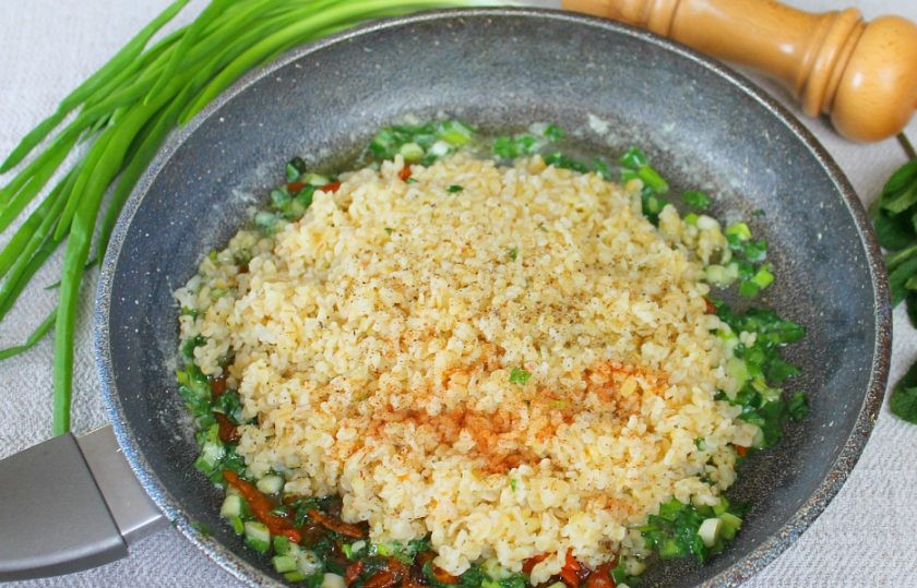 1. Этап. Булгур с фасолью: Перекладываем булгур в сковороду, добавляем корицу и черный перец.