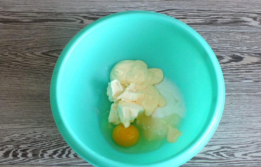 1. Этап. Тарталетки с орехами и карамелью: В чаше смешайте яйцо, майонез, сахар, мягкое сливочное масло.