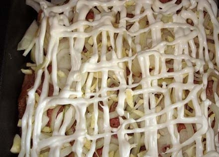 1. Этап. Картофель с мясом по-капитански: Выложите лук оставшийся и залейте майонезом.