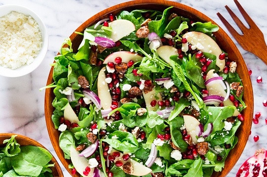 1. Этап. Зеленый салат с гранатом: 5. В глубоком салатнике соедините все ингредиенты. Добавьте фету, полейте заправкой и аккуратно перемешайте. Все, яркий и вкусный салатик можно подавать к столу.